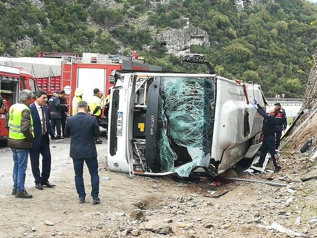 Antalya'da Yolcu Midibüsü Devrildi: 3 Ölü, 14 Yaralı - Son ...