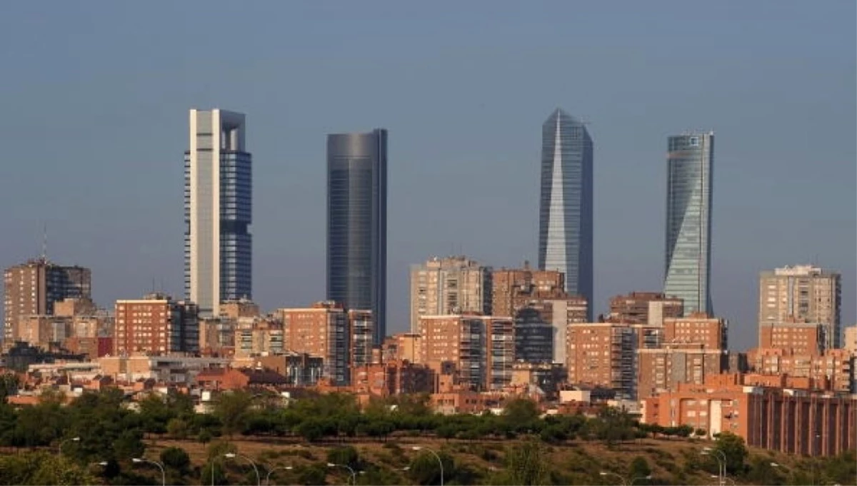İspanya\'nın Başkenti Madrid\'de Büyükelçiliklerin Bulunduğu Bina Bomba İhbarı Nedeniyle Boşaltıldı