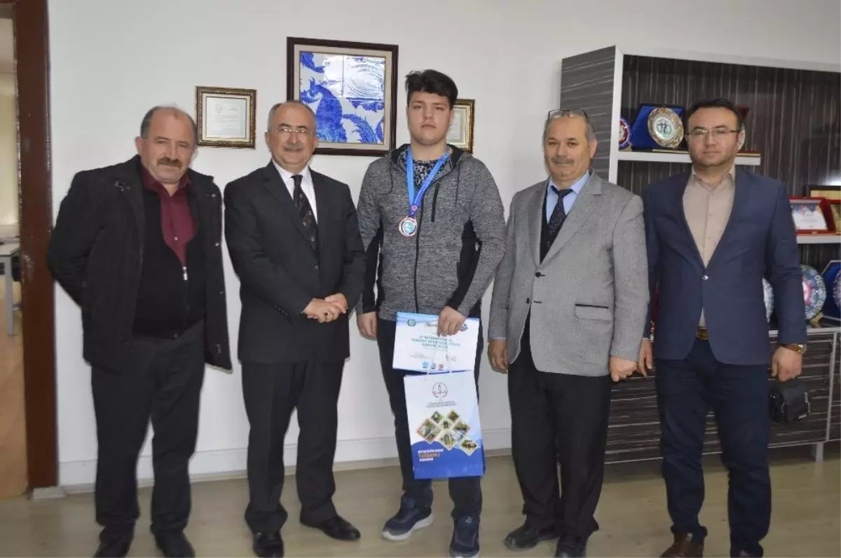 Tavşanlılı Genç, Kick Boks Uluslararası Turnuva\'dan Madalya ile Döndü