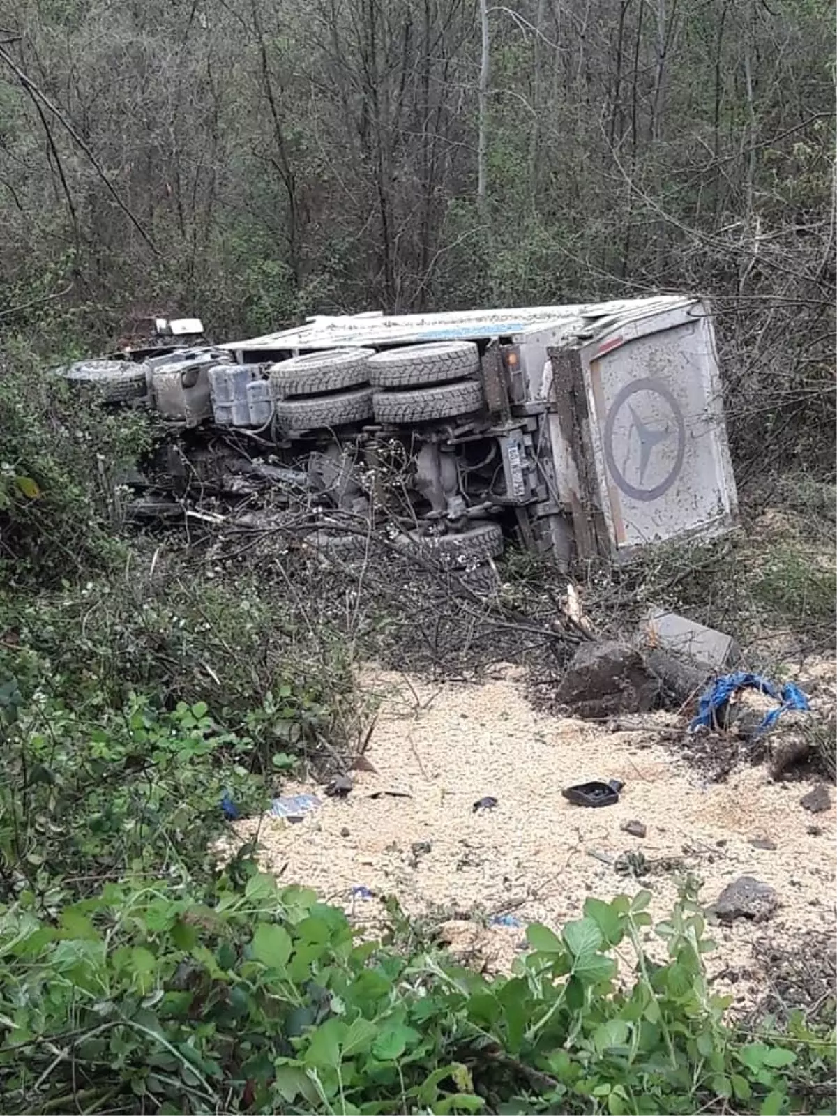 Yoldan Çıkan Kamyon Şarampole Yuvarlandı: 1 Yaralı