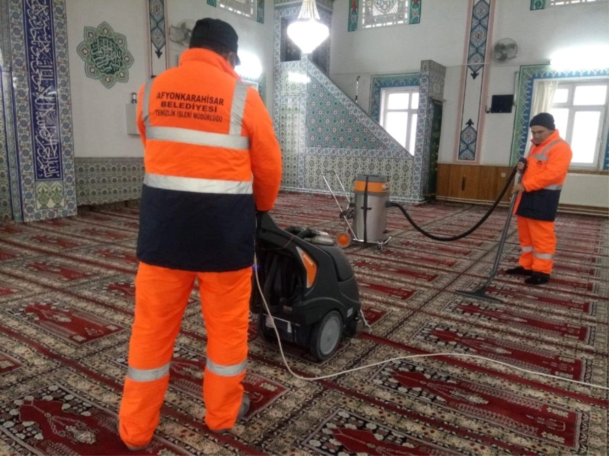 Afyonkarahisar\'daki Camilerde Ramazan Temizliği