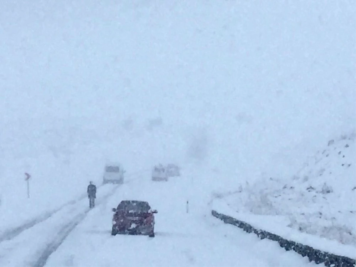 Ardahan\'da Yoğun Kar Yağışı ve Tipi: Araçlar Yolda Mahsur Kaldı