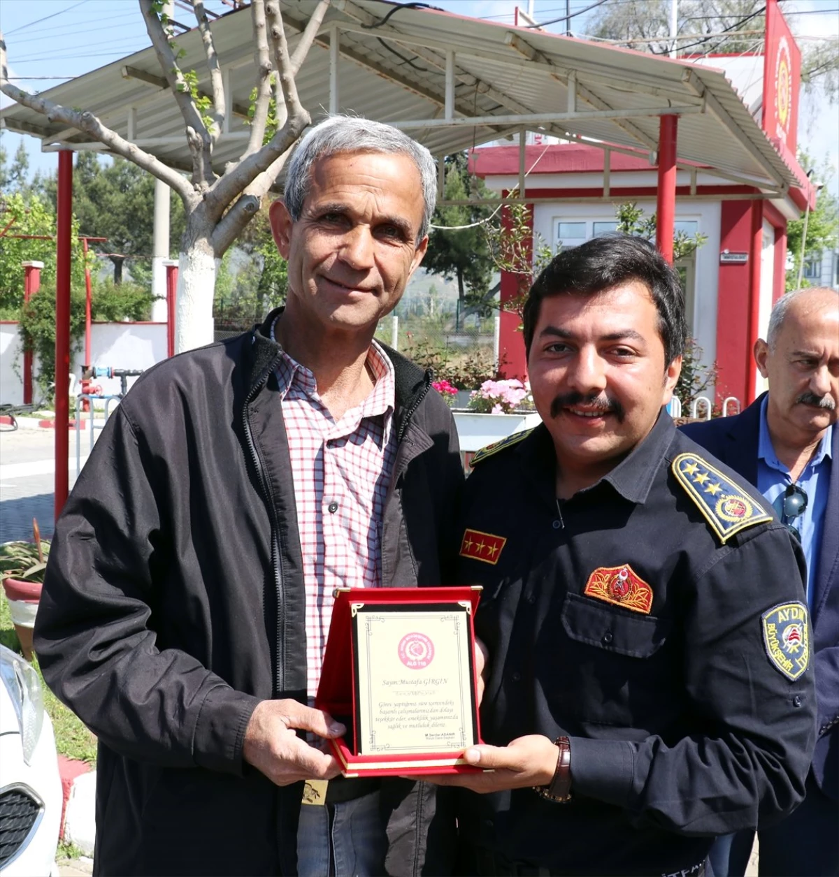 Aydın\'da Emekli Olan İtfaiyecilere Plaket Verildi