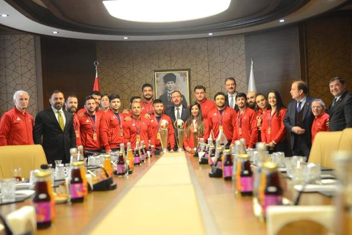 Bakan Kasapoğlu Milli Güreşçileri Kabul Etti