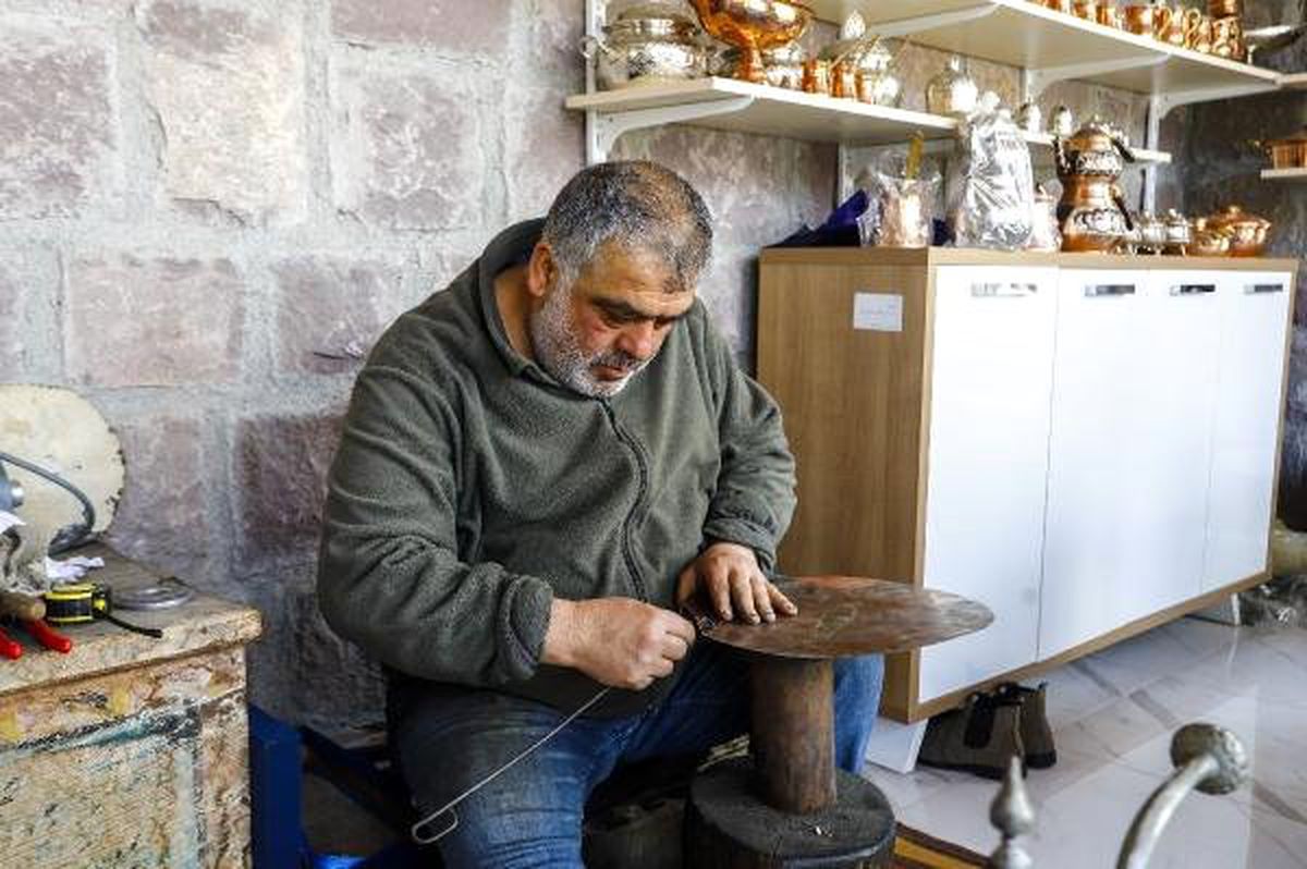 Bakır Ustası, Oğluyla Mesleğini Yaşatmaya Çalışıyor