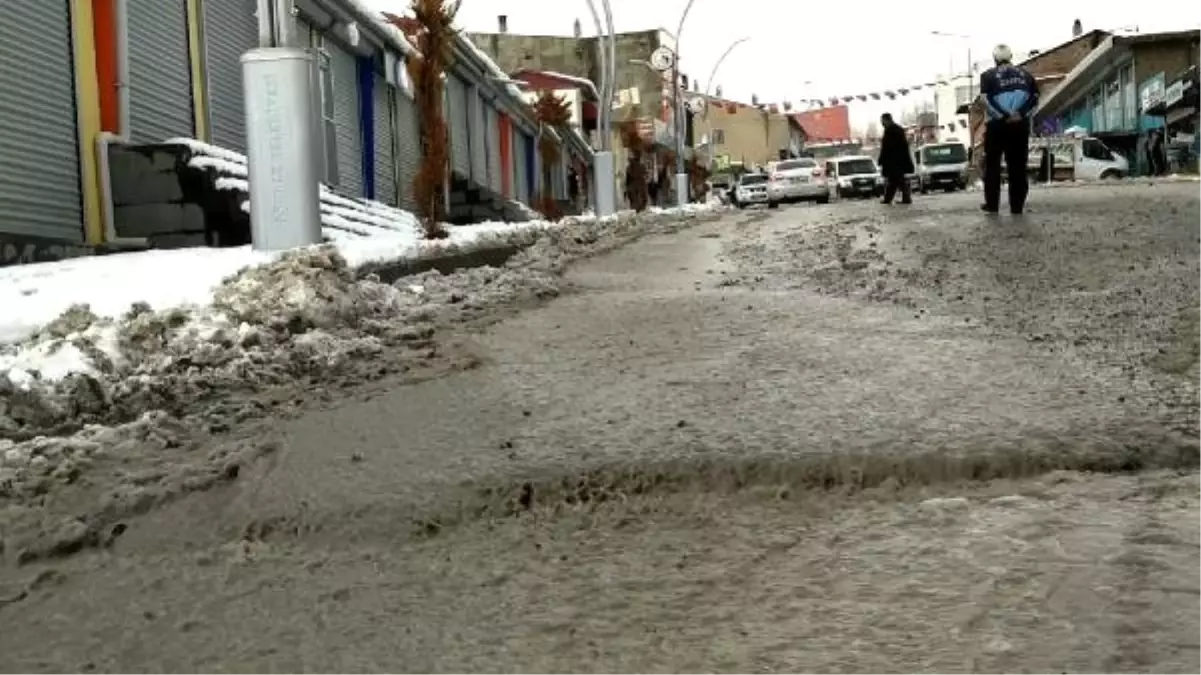 Başkale\'de Eriyen Kar Suları Caddeleri Nehre Döndürdü