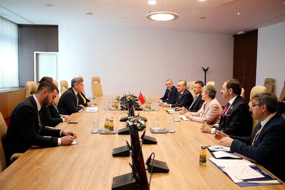 Cumhurbaşkanı Yardımcısı Oktay, Bosna Hersek Bakanlar Konseyi Başkanı ile Görüştü
