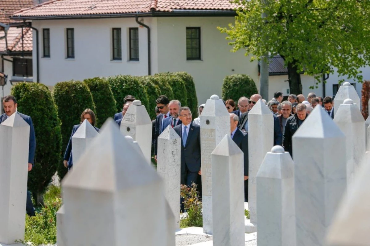 Cumhurbaşkanı Yardımcısı Oktay, Bosna Hersek\'in İlk Cumhurbaşkanı İzzetbegoviç\'in Kabrini Ziyaret...