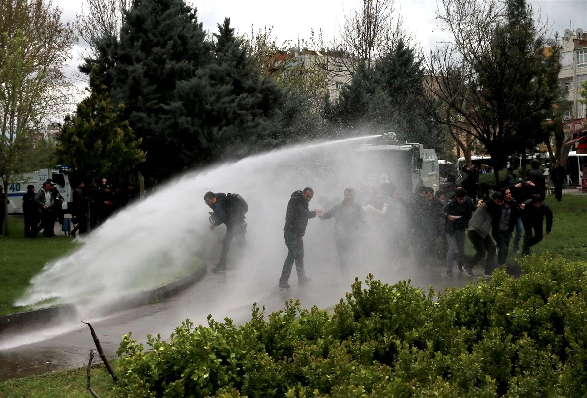 HDP\'lilerin İzinsiz Eylemine Polis Tazyikli Suyla Müdahale Etti