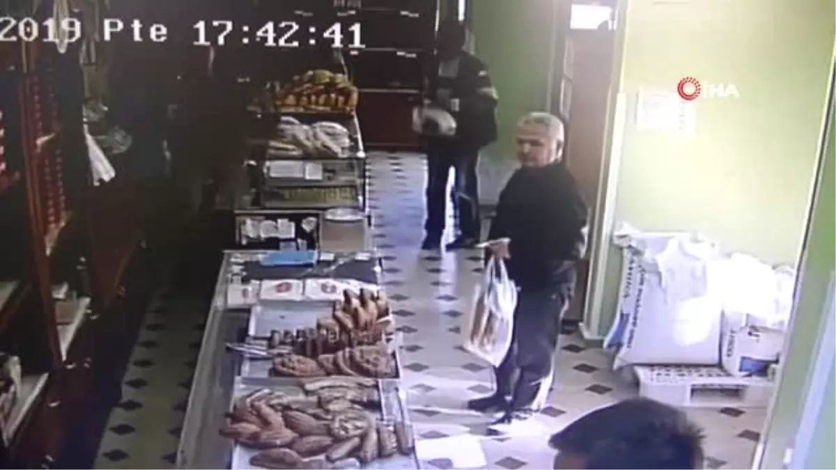 Ekmeği Veresiye Aldığı İş Yerinin Sadaka Kutusunu Ekmeklerin Arasına Koyup Böyle Çaldı