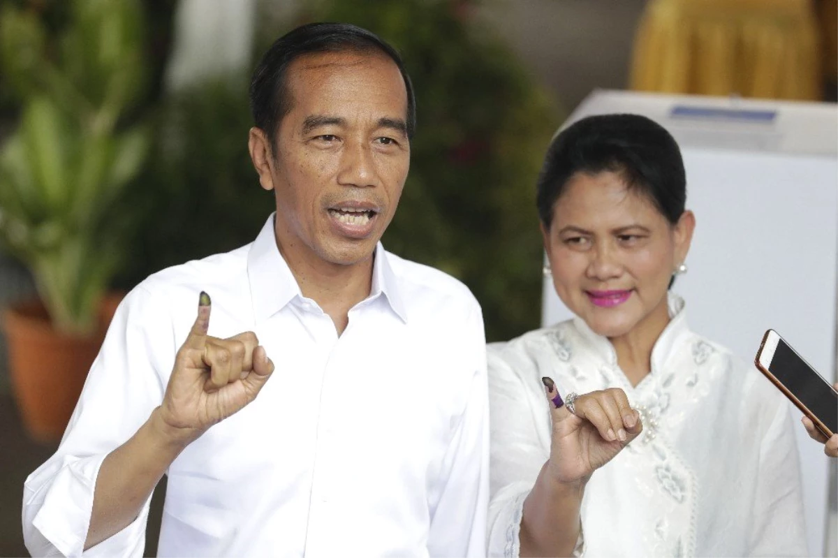 Endonezya\'da İlk Sonuçlara Göre Başkan Joko Widodo 13 Puan Önde