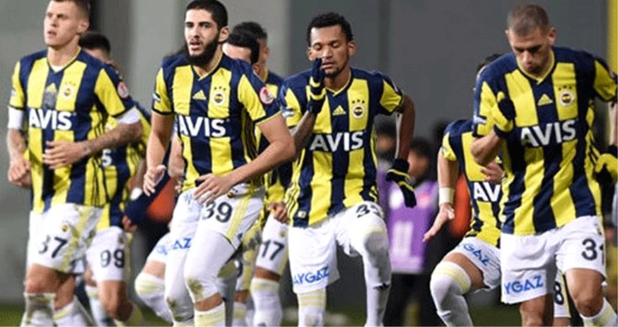 Fenerbahçe\'de Kadro Dışı Bırakılan Benzia, Halı Saha Maçında Görüntülendi