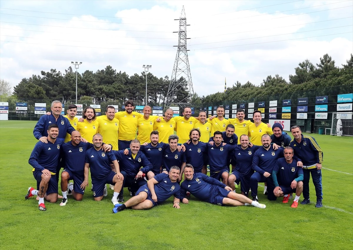 Fenerbahçe\'nin Eski Futbolcuları Kulüp Tesislerinde Maç Yaptı