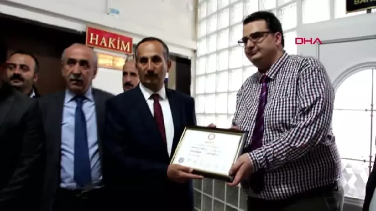 Hakkari Şemdinli\'de AK Parti\'li Saklı, Mazbatasını Aldı