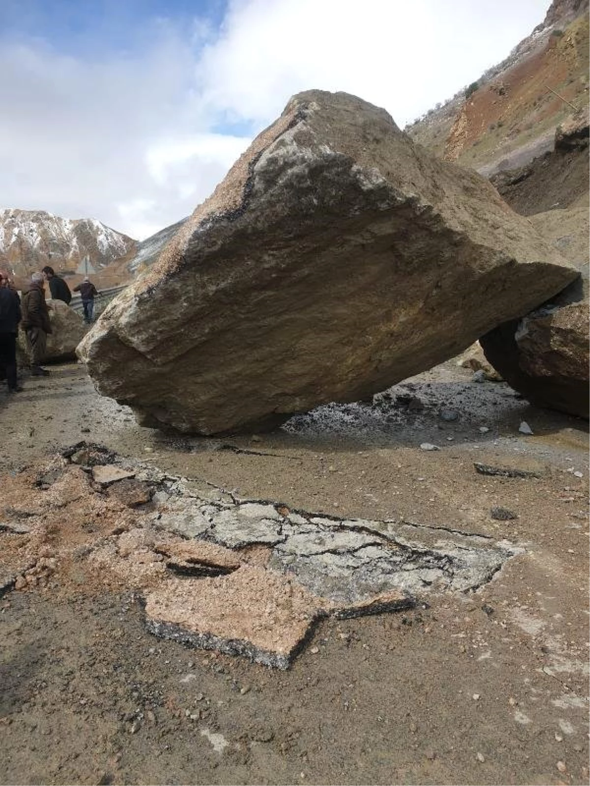 Hakkari- Van Karayolu Düşen Dev Kayalar Nedeniyle Kapandı