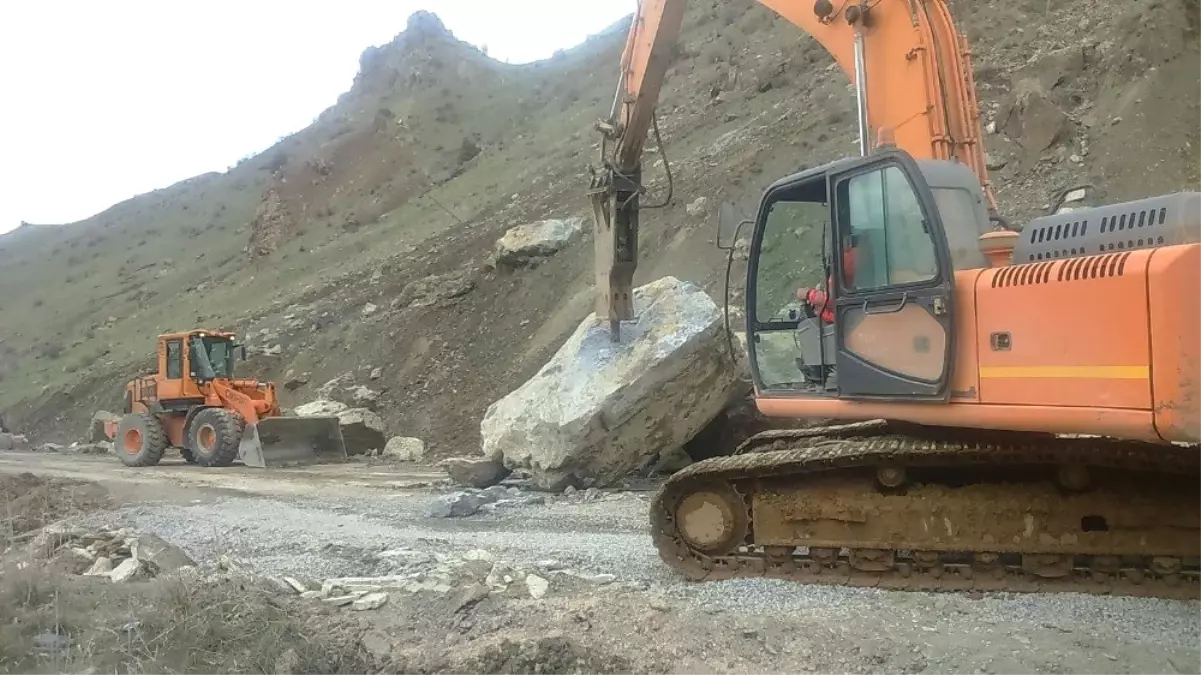 Hakkari - Van Karayoluna Dev Kayalar Düştü