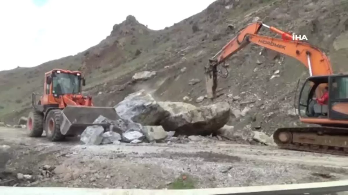 Hakkari - Van Yoluna Dev Kayalar Düştü