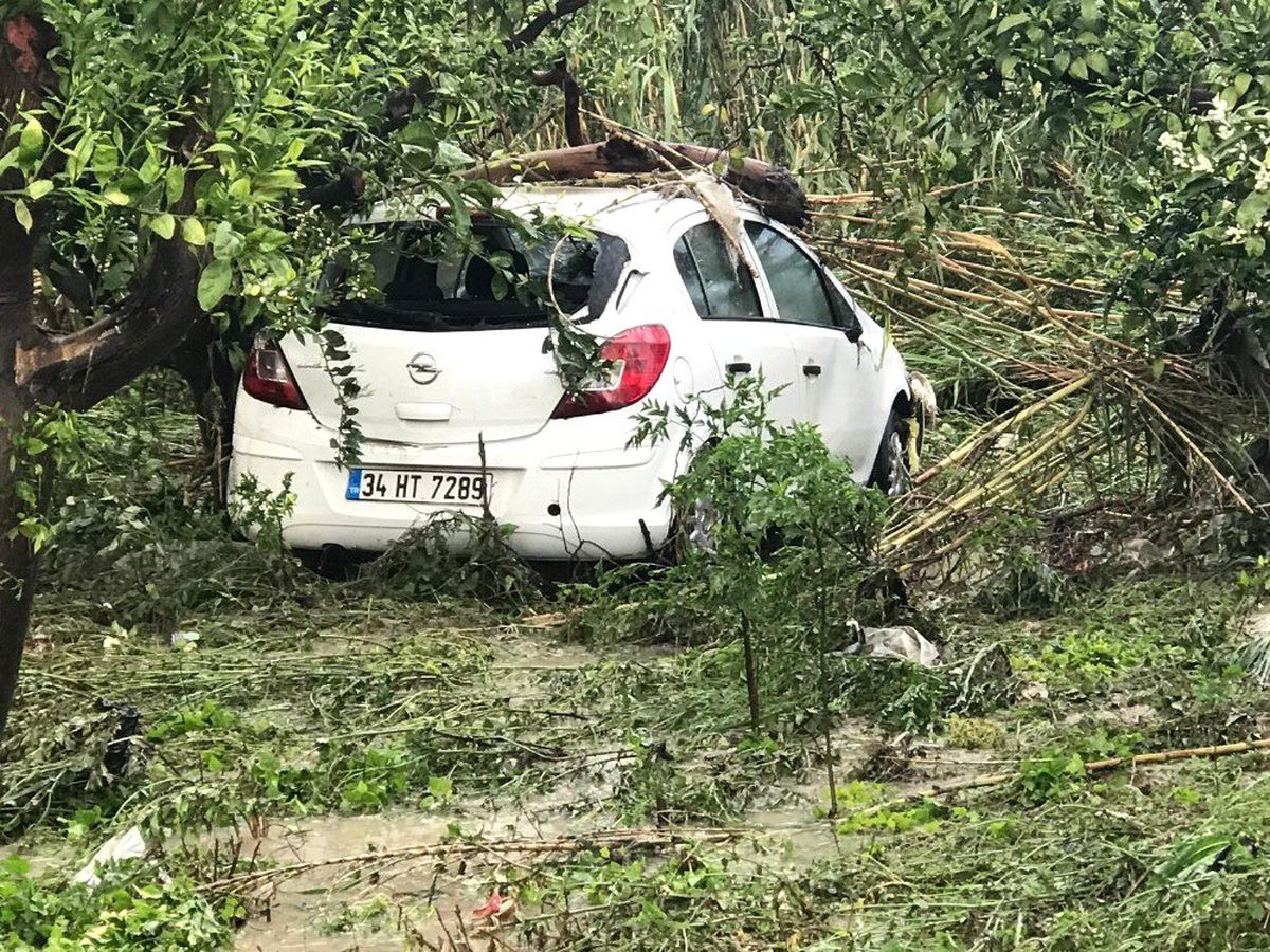 Hatay\'da Sağanak Yağış Nedeniyle Cadde ve Sokaklar Göle Döndü