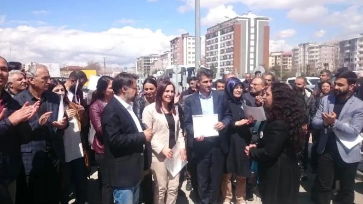 Hdp\'den İpekyolu Belediye Başkanı Seçilen Yacan, Mazbatasını Aldı