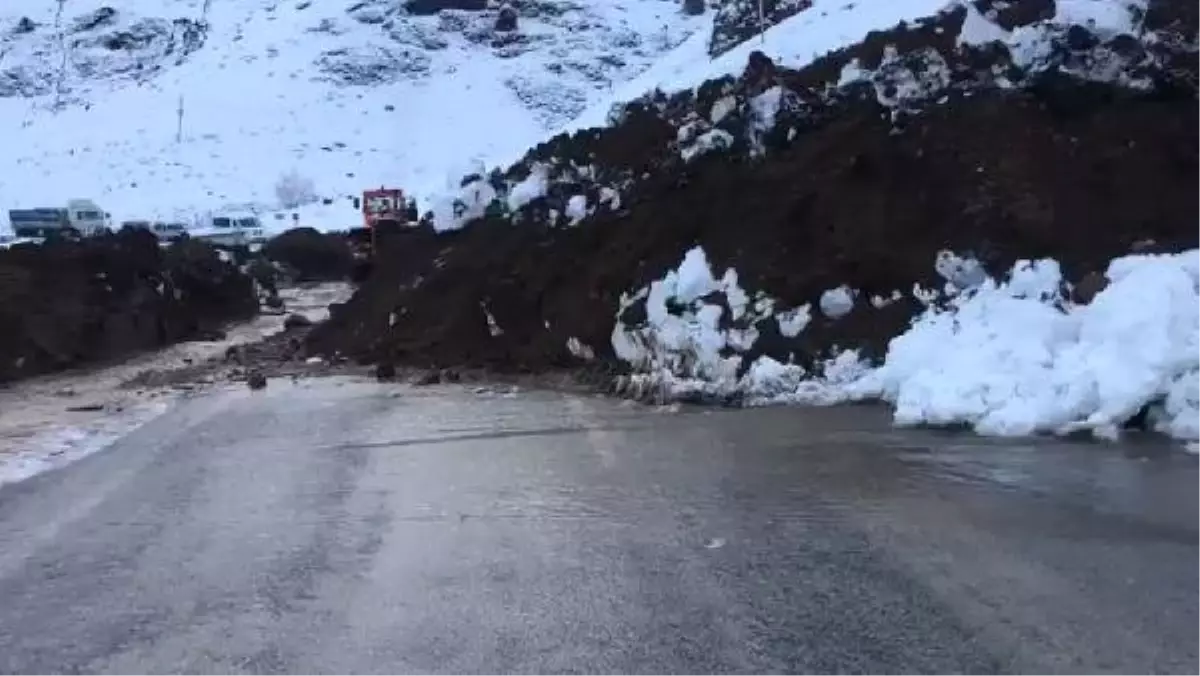 Heyelan, Yüksekova- Hakkari Yolunu Kapattı