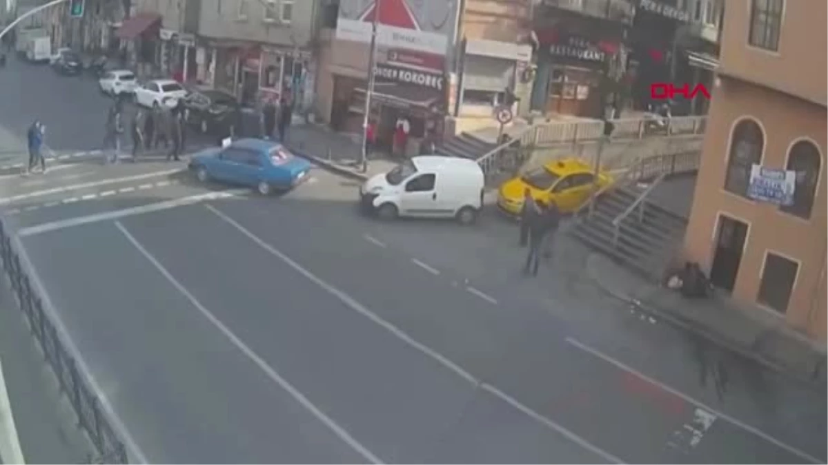 İstanbul- Tarlabaşı\'nda Kırmızı Işıkta Geçen Kişiye Otomobilin Çarpması Kamerada