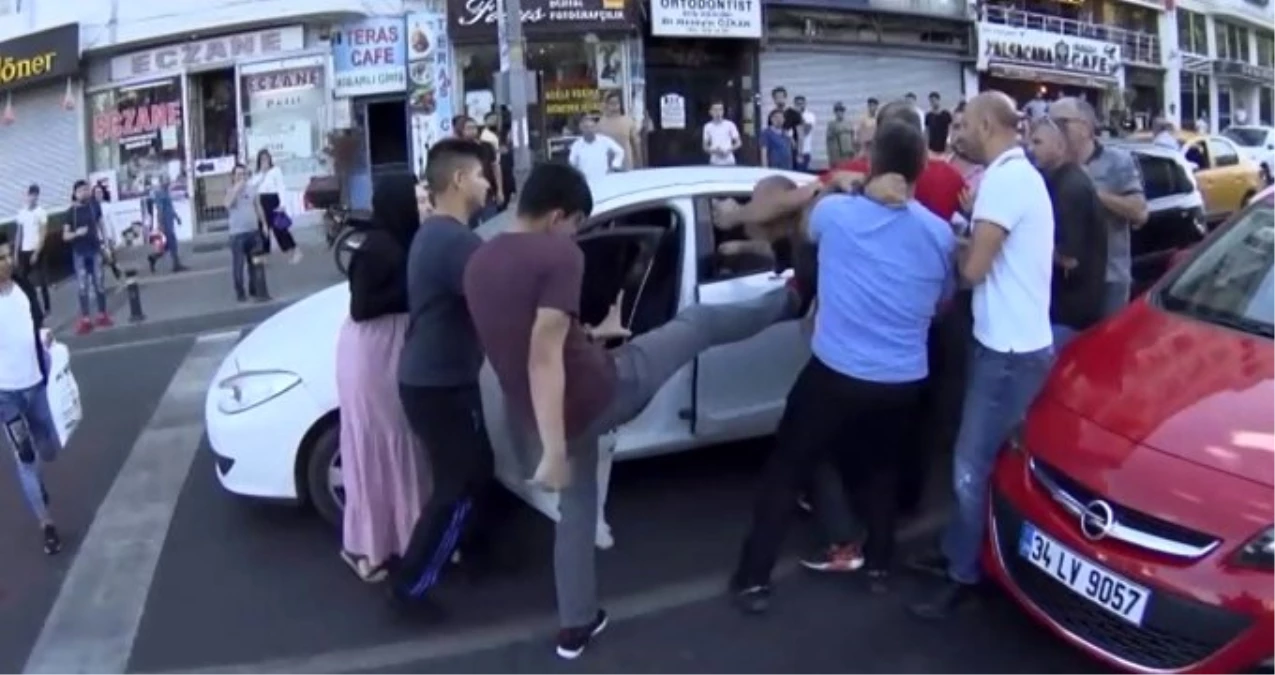 İstanbul\'un Göbeğinde Dehşet! Yol Verme Tartışmasında Tekme Tokat Kavga Kamerada