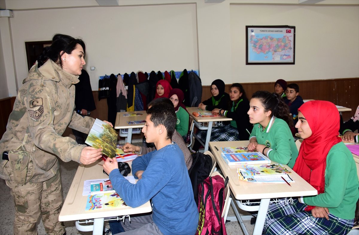 Jandarmadan Köy Çocuklarını Isıtan Yardım