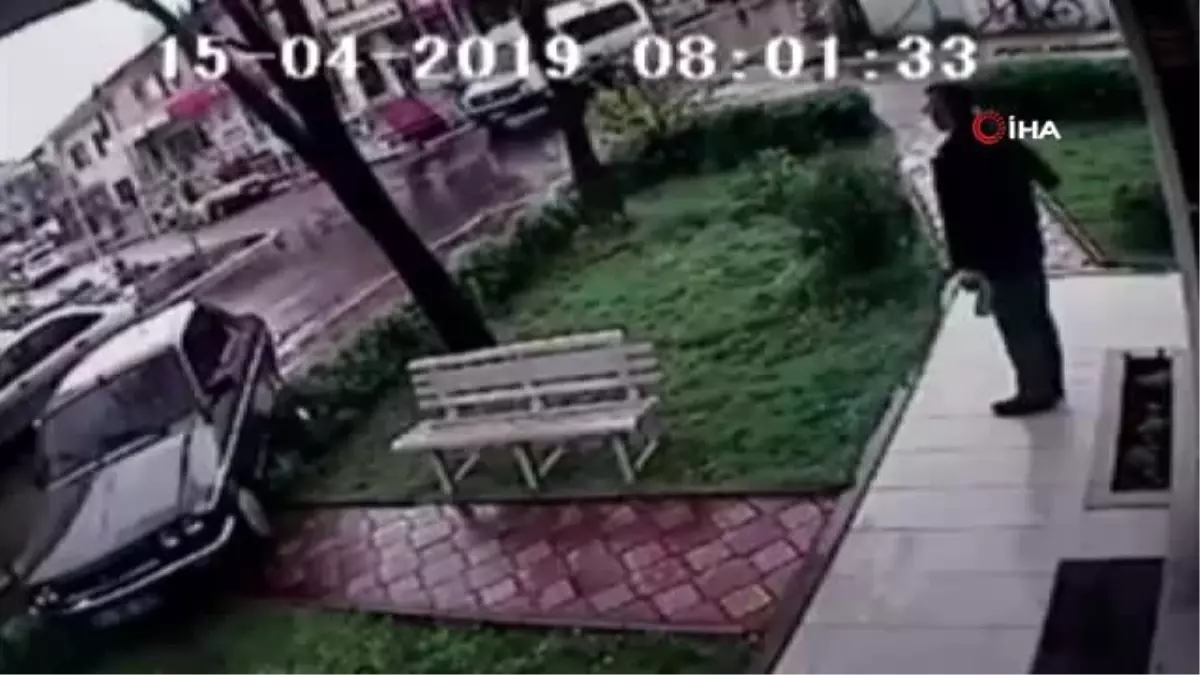 Kaldırımda Yürürken Az Kalsın Canından Oluyordu. O Anlar Kameraya Böyle Yansıdı
