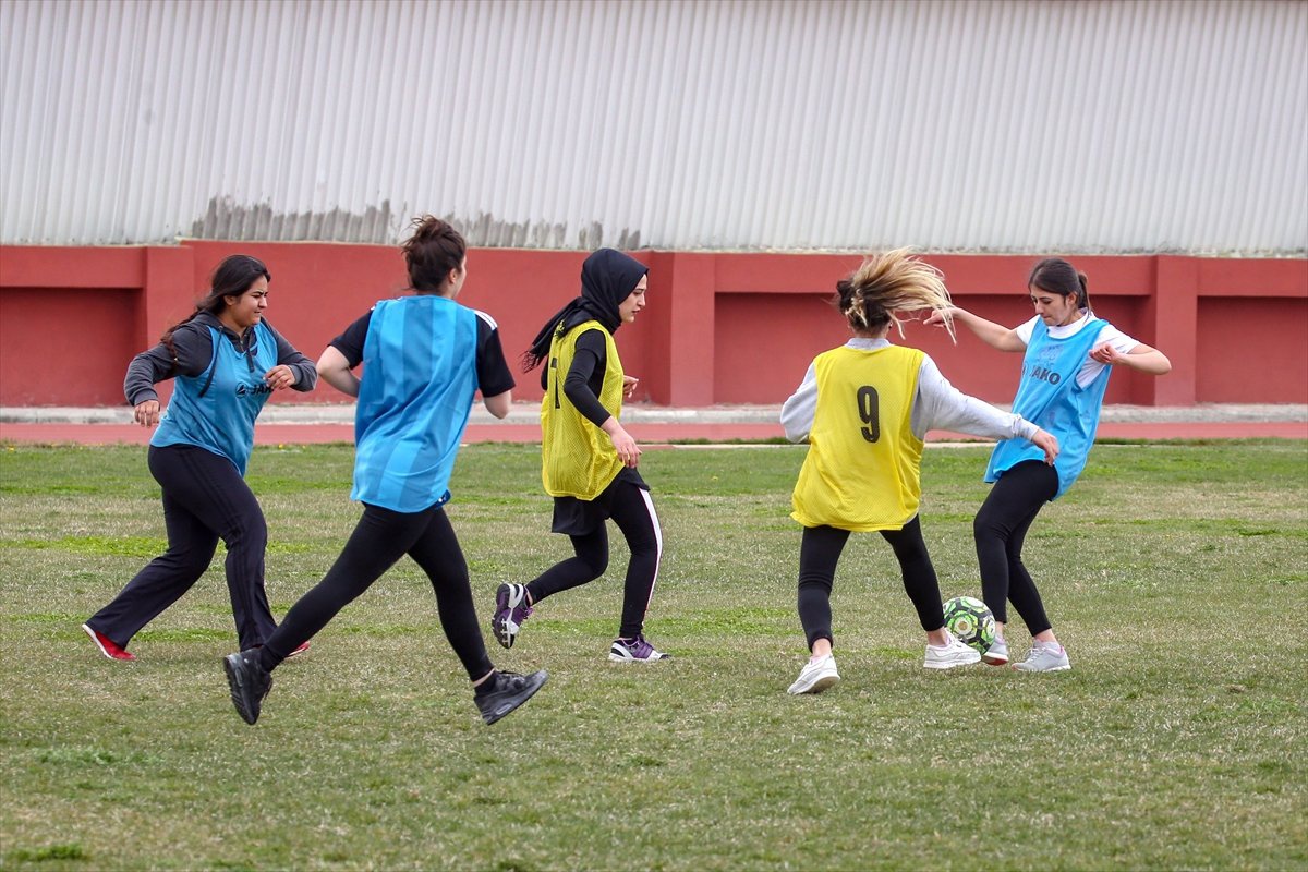 Kız Öğrencilerden Cinsiyetçi Spor Algısını Kırmak İçin Futbol Maçı