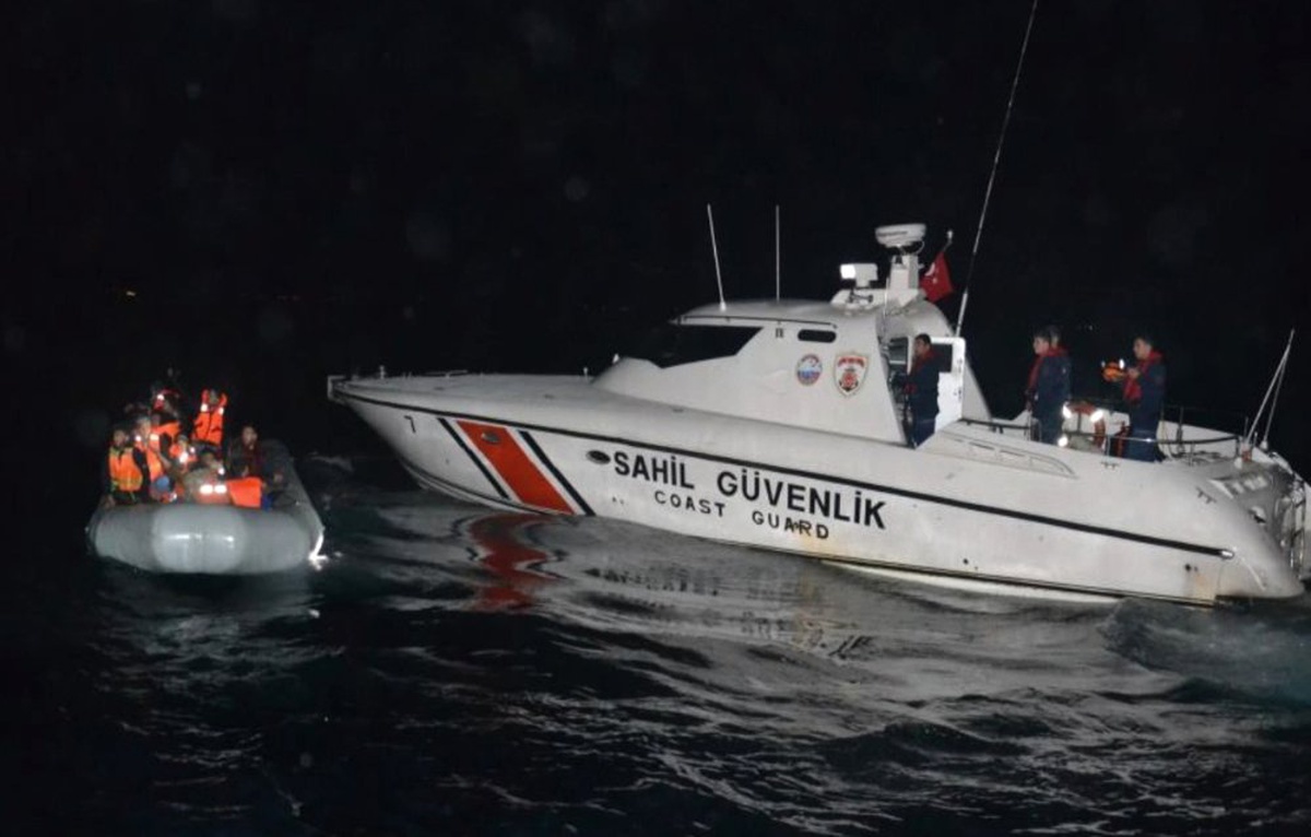 Kuşadası Körfezi\'nde 44 Kaçak Göçmen Yakalandı