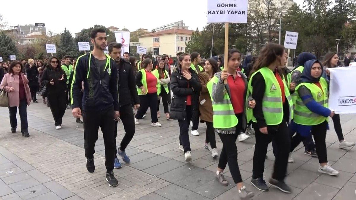 Liseli Gençler Bağımlılıkla Mücadele İçin Yürüdü