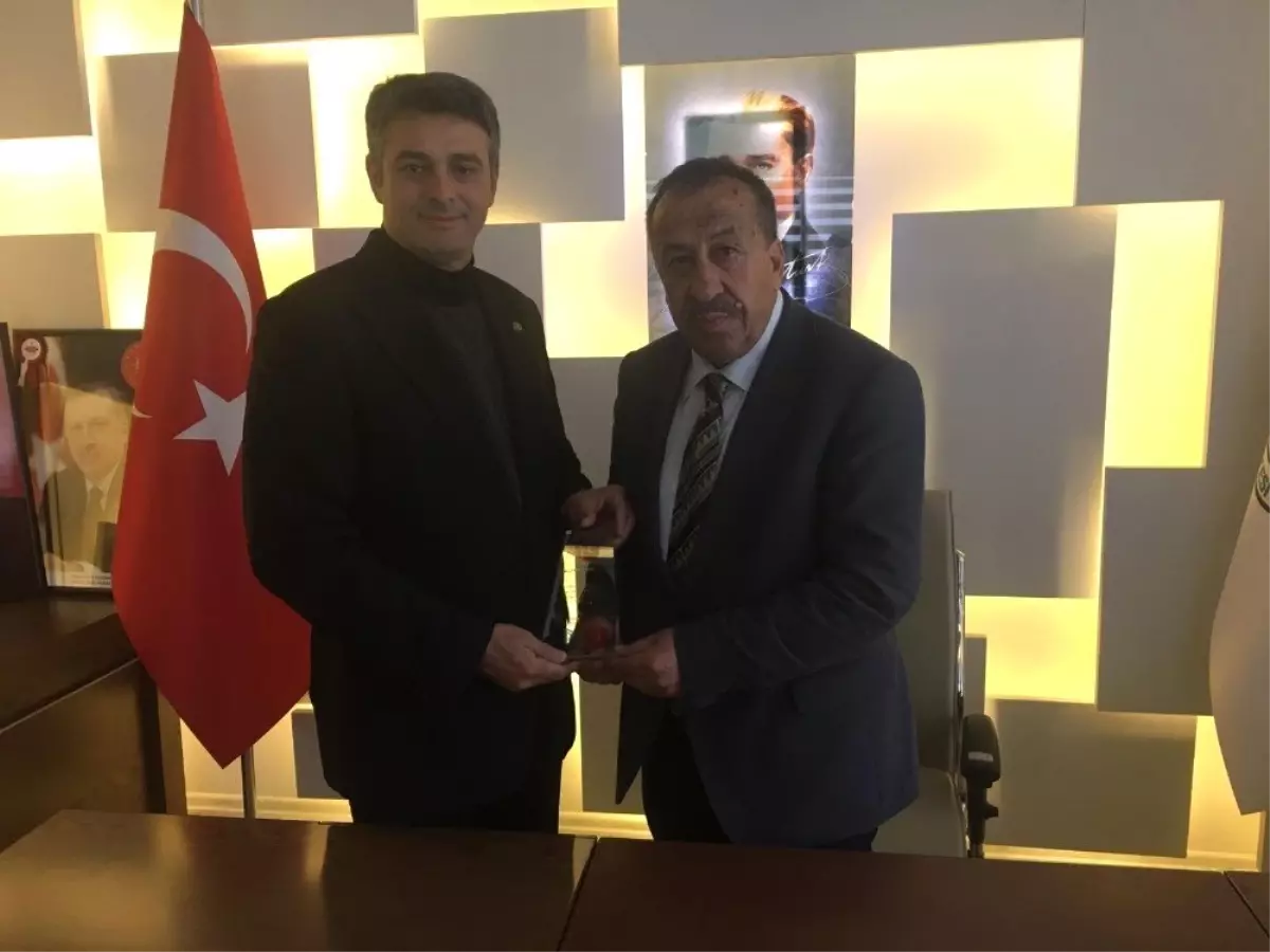 Milletvekili Yılmaz\'dan Başkan Çam\'a Plaket