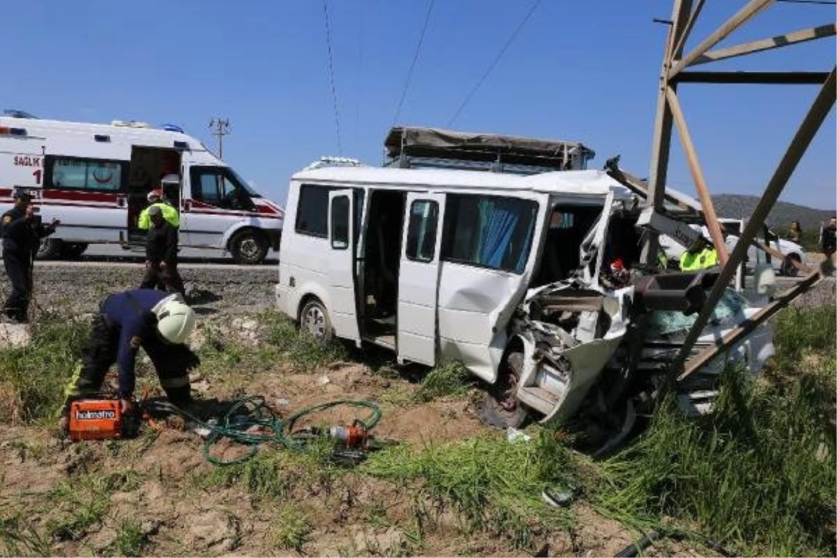 Minibüs Yüksek Gerilim Hattı Direğine Çarptı: 1 Ölü, 2 Yaralı