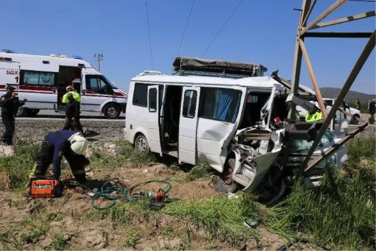 Minibüs Yüksek Gerilim Hattı Direğine Çarptı: 1 Ölü, 2 Yaralı