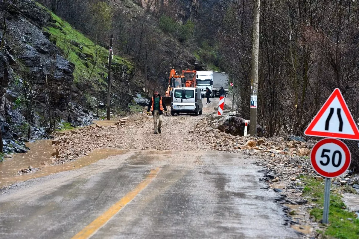 Munzur Çayı Taşınca Kara Yolunda Ulaşım Aksadı