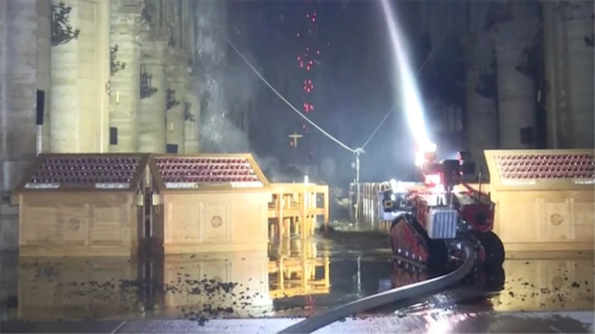 Notre Dame Yangınında Katedral\'in İçini Söndüren Robot: Colossus (Video)