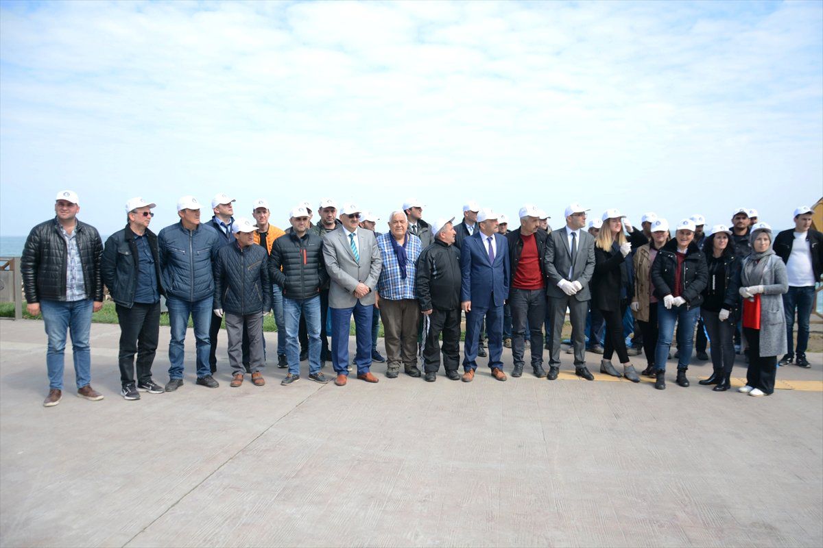 Öğle Molasında Sahilde Temizlik Yaptılar