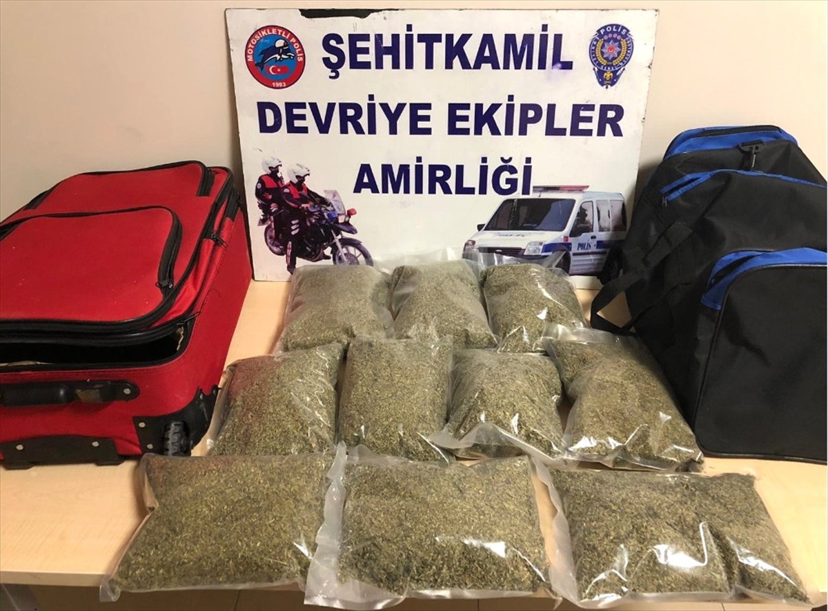 Polisten Kaçarken Atılan Valizlerden Uyuşturucu Çıktı