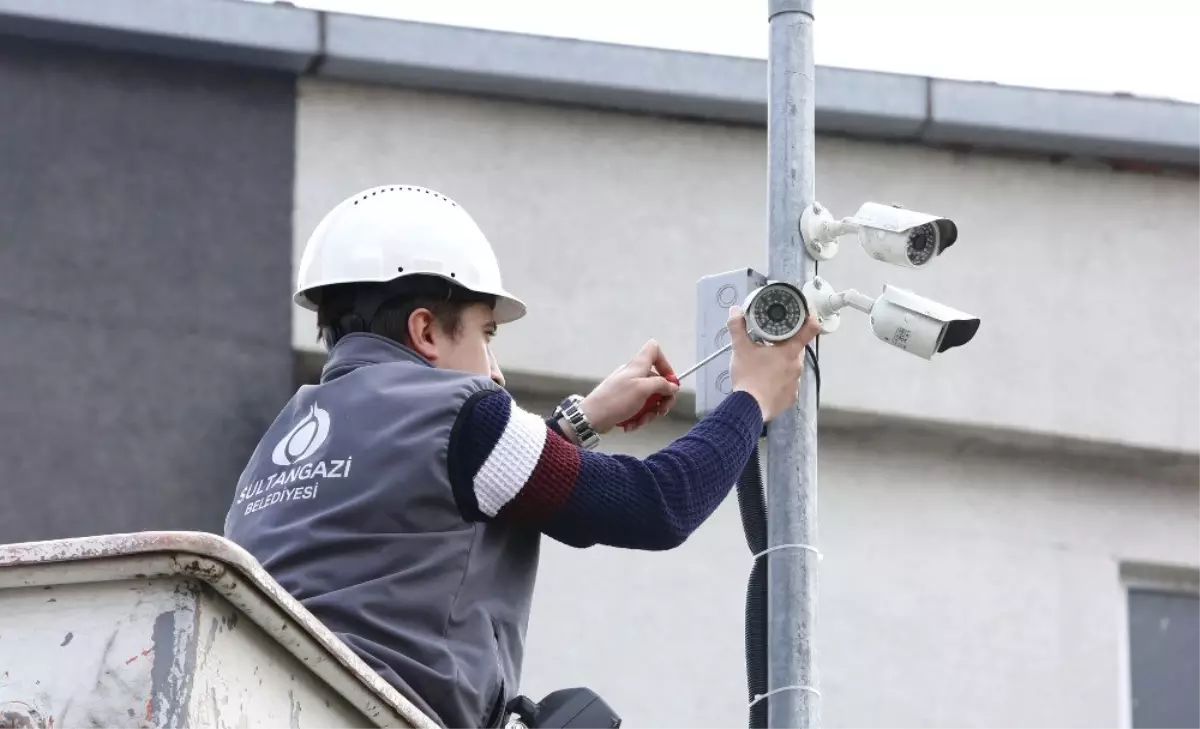 Sultangazi\'de Parklar 24 Saat Kamerayla İzlenecek