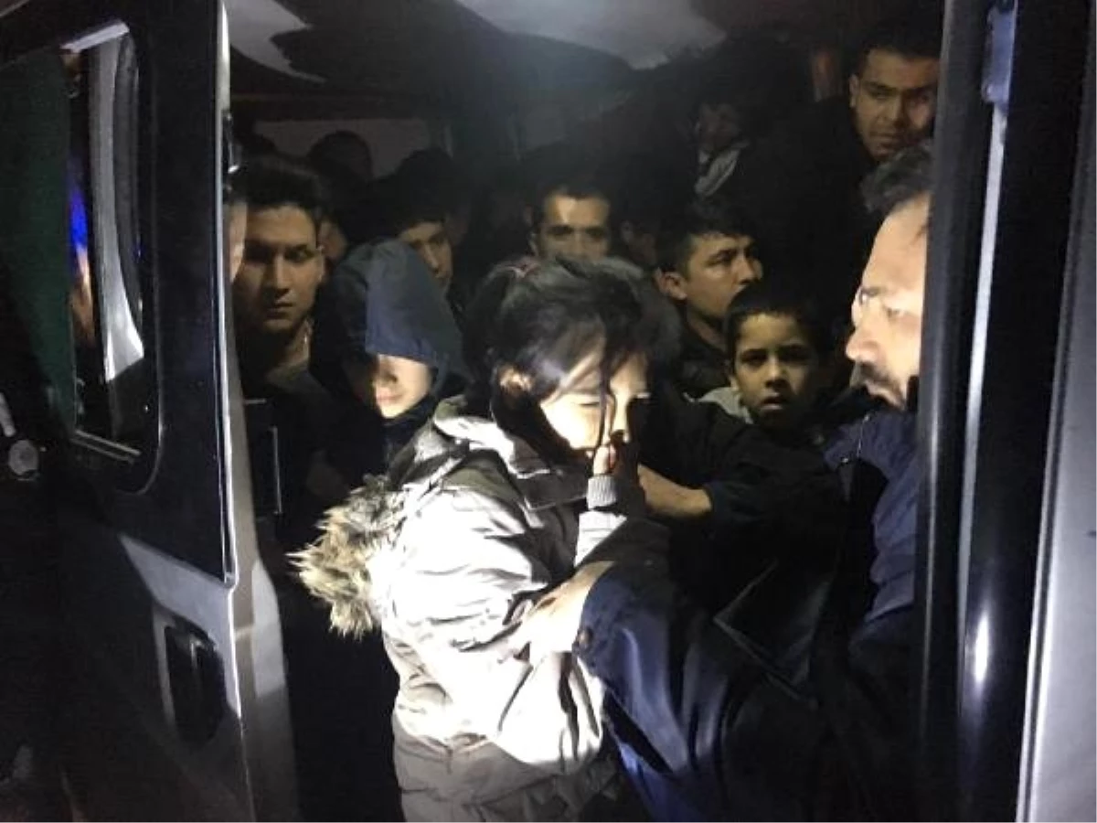 Sürücünün Bırakıp Kaçtığı Araçtan 30 Kaçak Göçmen Çıktı