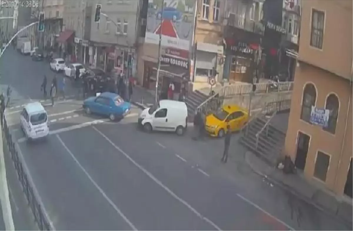 Tarlabaşı\'nda Kırmızı Işıkta Geçen Kişiye Otomobilin Çarpması Kamerada