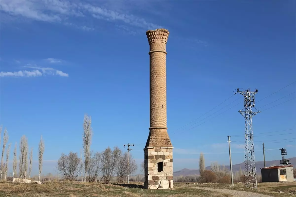 Tarlaların Ortasında Bir Tarihi Minare