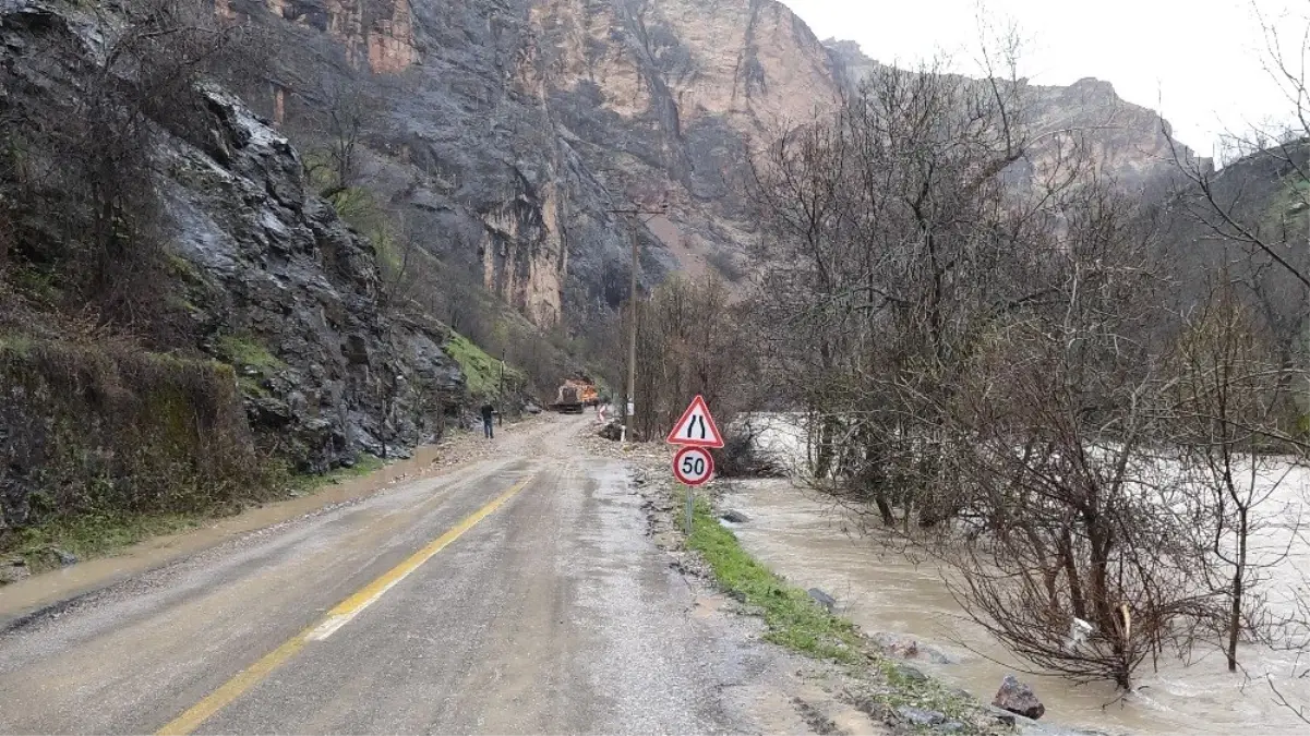 Tunceli\'de Munzur Çayı Taştı, Ulaşım Kontrollü Sağlandı