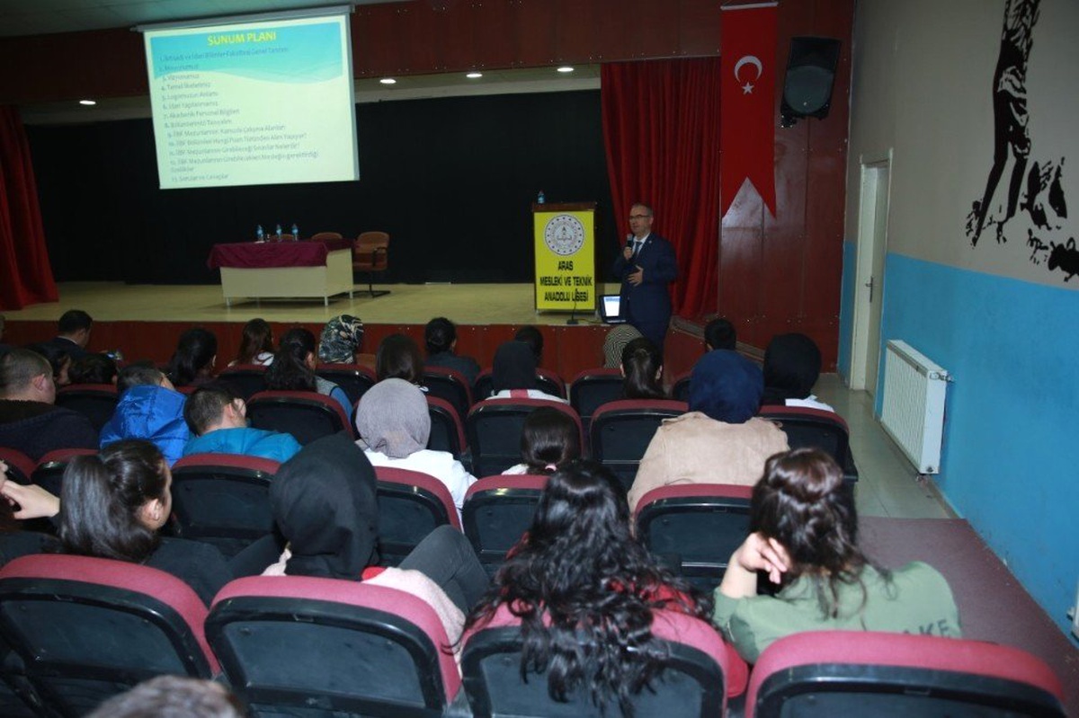 Akademisyenler Lise Öğrencileriyle Buluştu