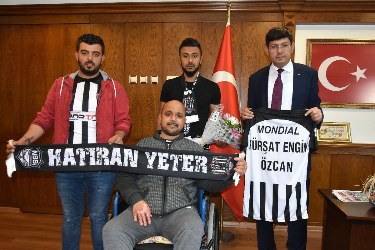 Alem Gençlik\'ten Başkan Özcan\'a Anlamlı Hediye