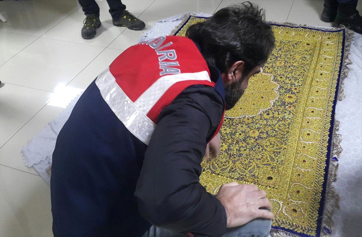 Altın ve Yakut İşlemeli Halı"Ya Müşteri Ararken Yakalandılar