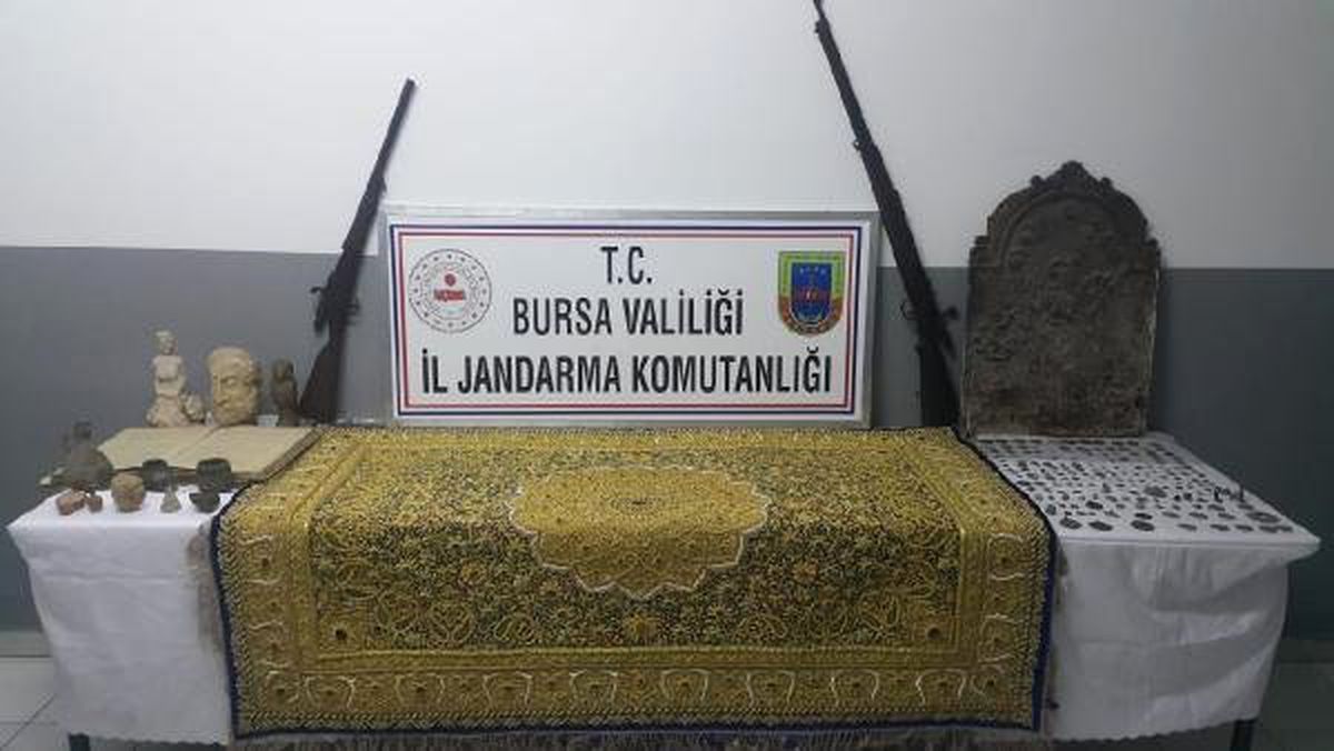 Altın ve Yakut İşlemeli Halıyı Satarken Suçüstü Yakalandılar