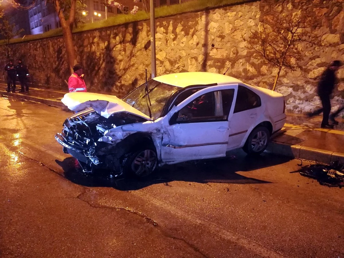 Amasya\'da İki Otomobil Çarpıştı: 5 Yaralı
