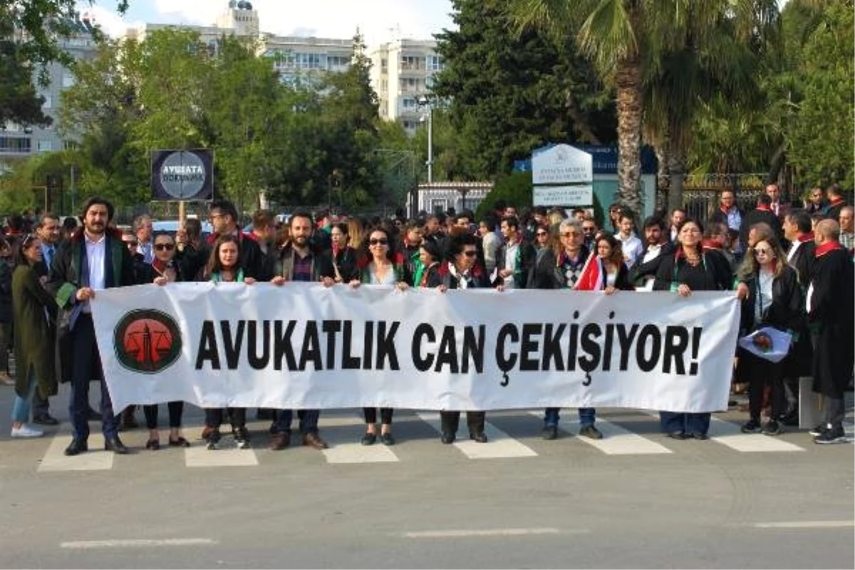 Antalya\'da Avukatlardan \'Sessiz Yürüyüş\'