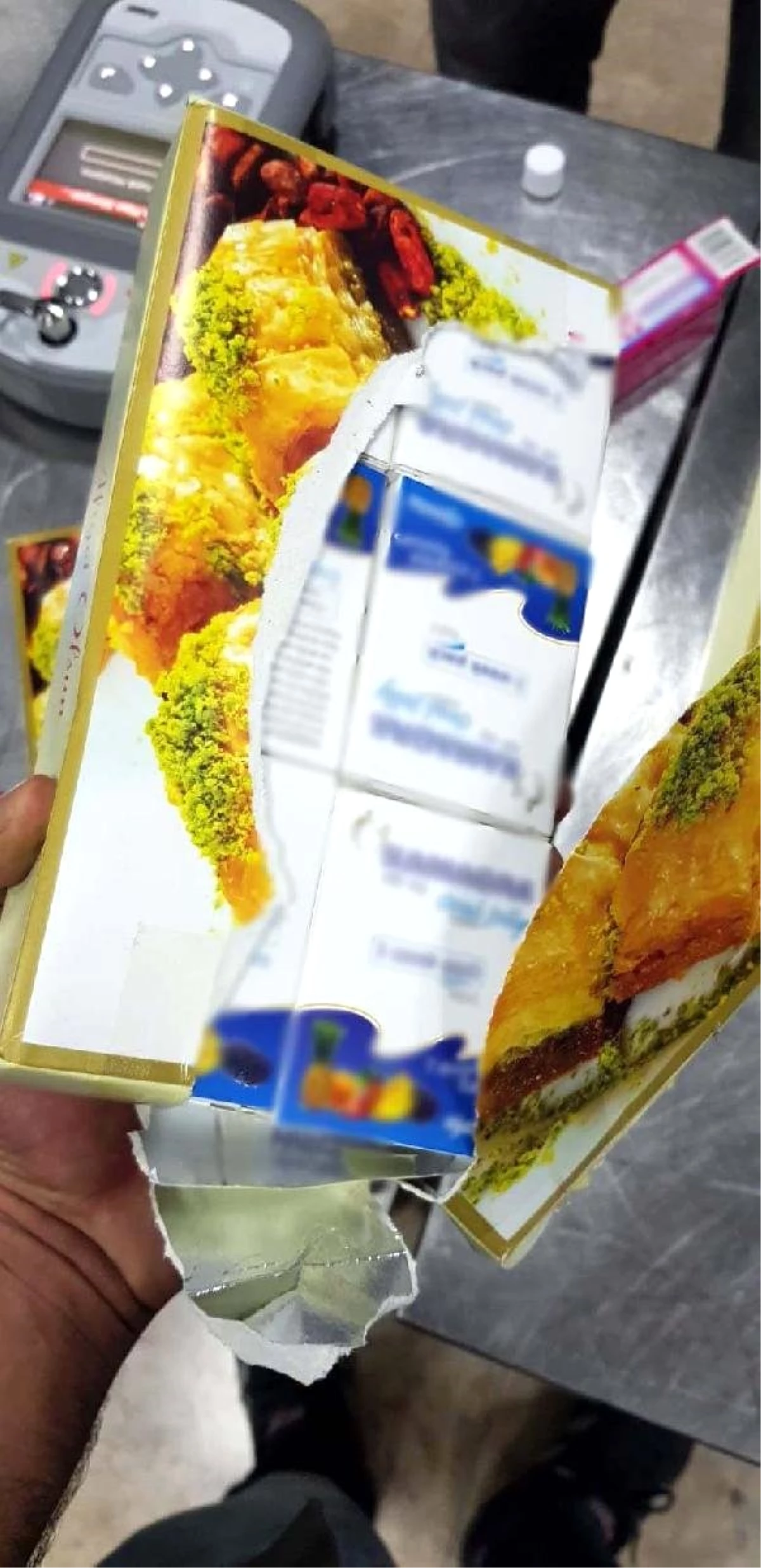 Baklava Kutusundan Kaçak İlaçlar Çıktı